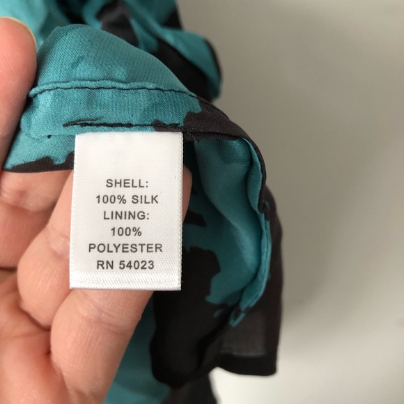 Banana Republic Silk Wrap Dress (14) - Picture 4 of 4